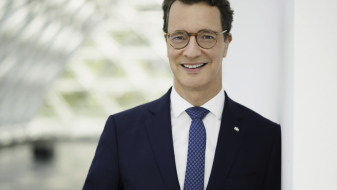 Portraitfoto von Hendrik Wüst vor hellem Hintergrund