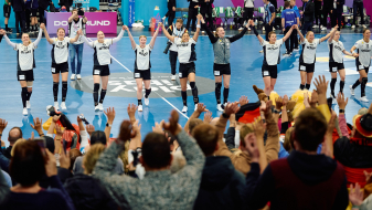 Handballerinnen verbeugen sich vor dem Publikum auf der Tribüne