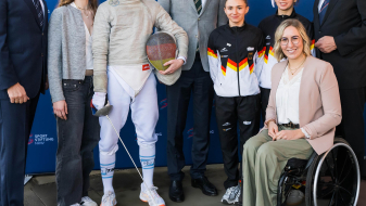 Acht Personen beim Jubiläum der Sportstiftung vor einem Banner