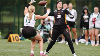 Zwei Flag-Football-Spielerinnen in Aktion
