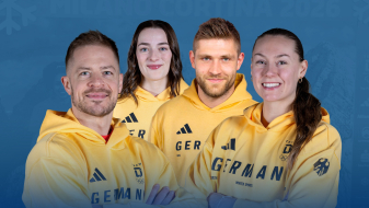 Vier Olympia-Teilnehmende vor blauem Hintergrund