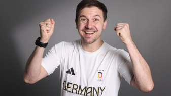 Timo Boll in weißem Team D-Shirt vor grauem Hintergrund