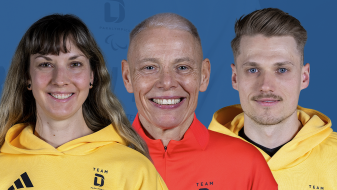 Drei Para Athleten vor blaumen Hintergrund