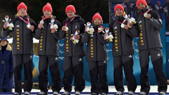 Sechs Para Langläufer bei der Medaillenvergabe auf dem Podium