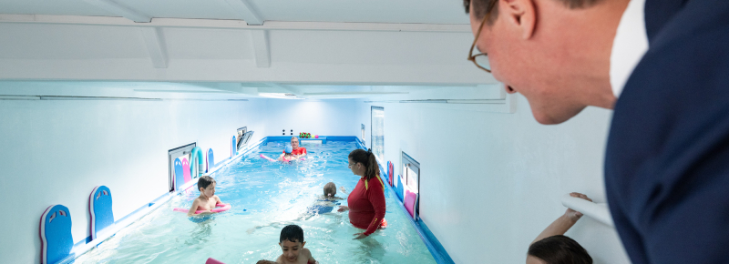 Ministerpräsident Hendrik Wüst weiht ersten Schwimmcontainer „narwali“ im Regierungsbezirk Köln ein