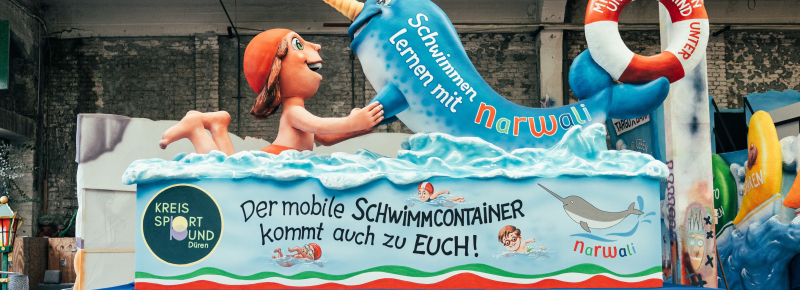 Karnevalswagen mit narwali-Motiv