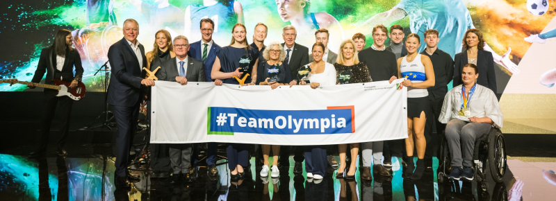 Gruppenfoto mit den Akteurinnen und Akteuren beim felix award