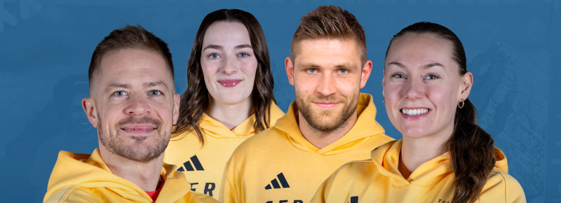 Grafik mit vier Olympiateilnehmenden vor blauem Hintergrund