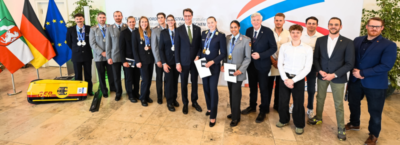 Gruppe von olympischen und paralympischen Sportlerinnen und Sportlern bei der Prämienverleihung