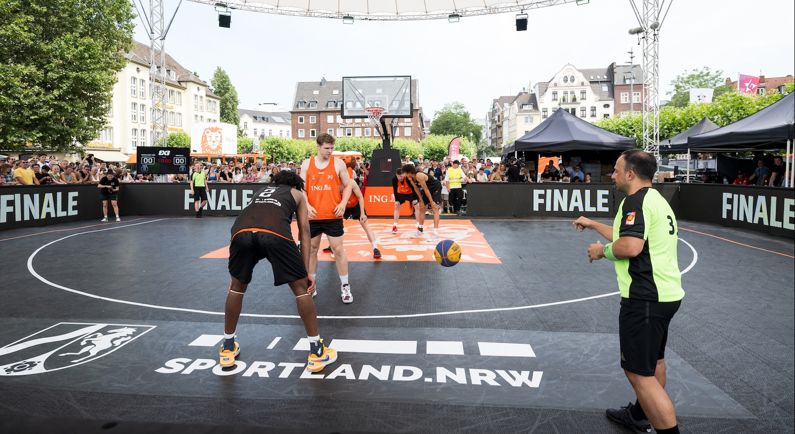 Basketballspieler mit Sportland.NRW-Schriftzug auf Boden