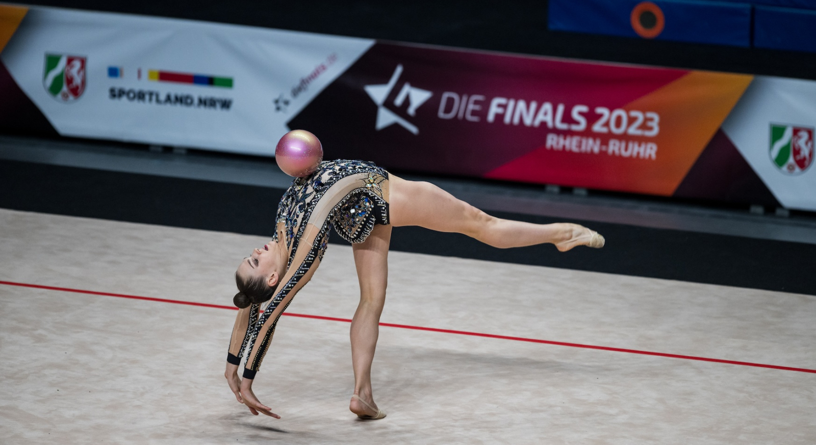 Athletin der Rhythmischen Sportgymnastik in Aktion